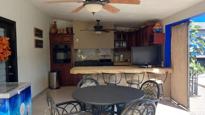 פנסיון The Hideaway Condo Full Place