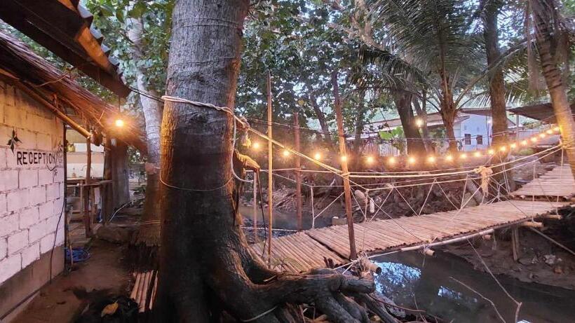 Общежитие Little Beach Garden