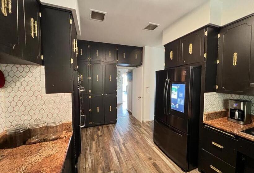 هاستل Pill Hill Mansion