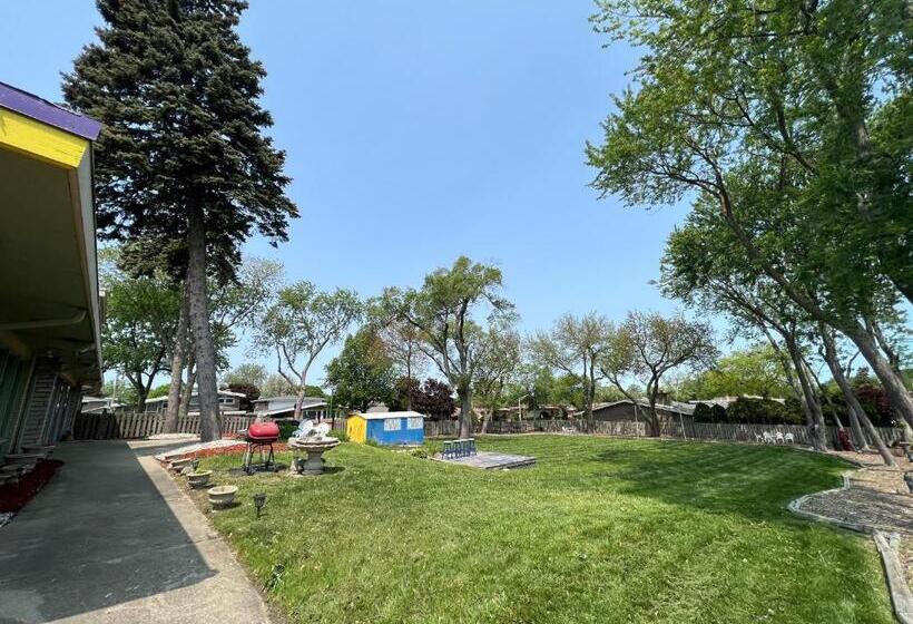 هاستل Pill Hill Mansion