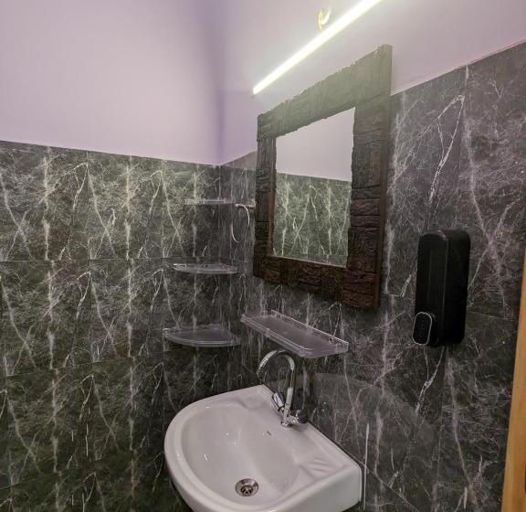 旅馆 Wandering Musician Bir