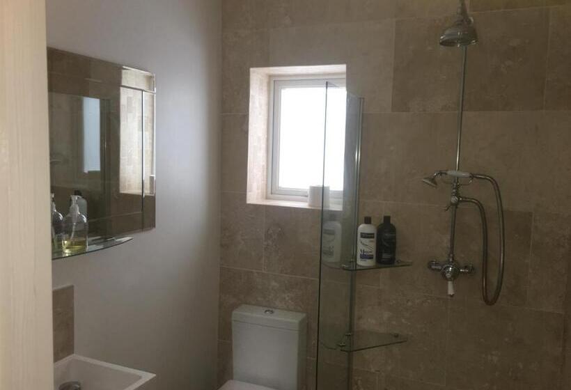 مبيت وإفطار Cedar Shade Cottage Ensuite Private Annexe With Parking