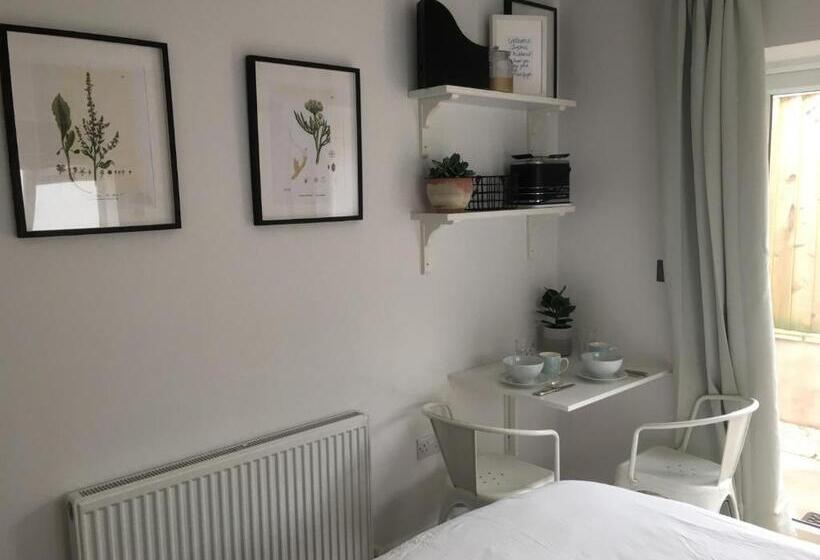 مبيت وإفطار Cedar Shade Cottage Ensuite Private Annexe With Parking