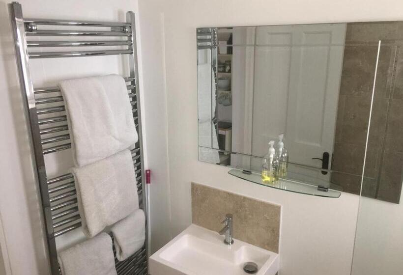 مبيت وإفطار Cedar Shade Cottage Ensuite Private Annexe With Parking