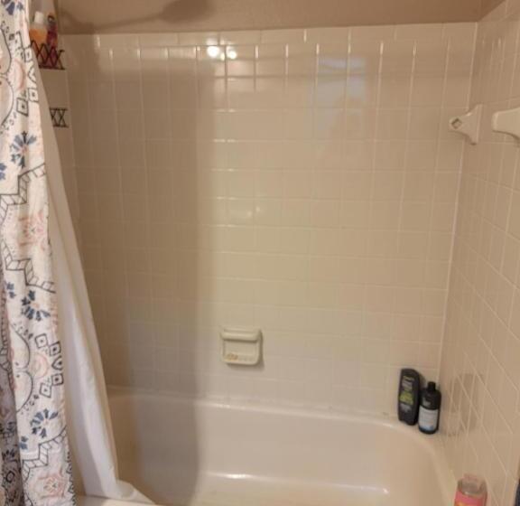 مبيت وإفطار Hollywood Room On The Lake