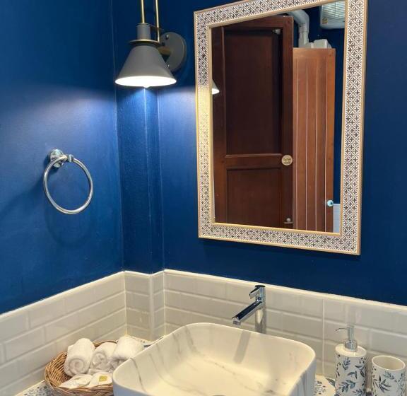 민박 The Little Clay House