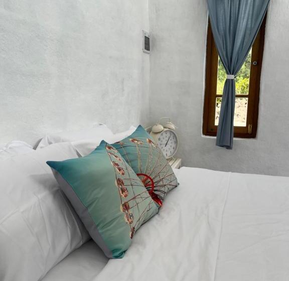 민박 The Little Clay House