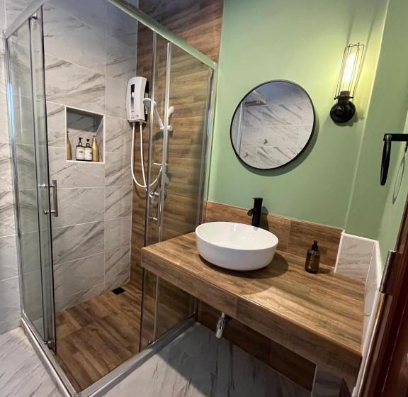 민박 The Little Clay House