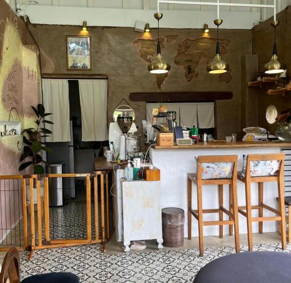 민박 The Little Clay House