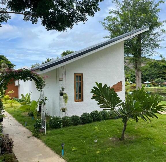 민박 The Little Clay House