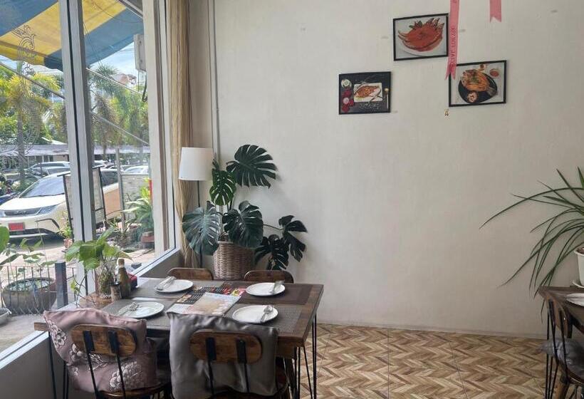 Отель คาเฟ่ เดอ แจ่วบอง รูมแอนด์เซอร์วิส