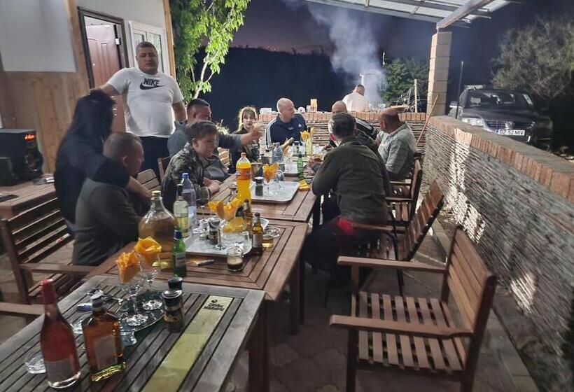 בית מלון כפרי Big Bear Hunting Lodge