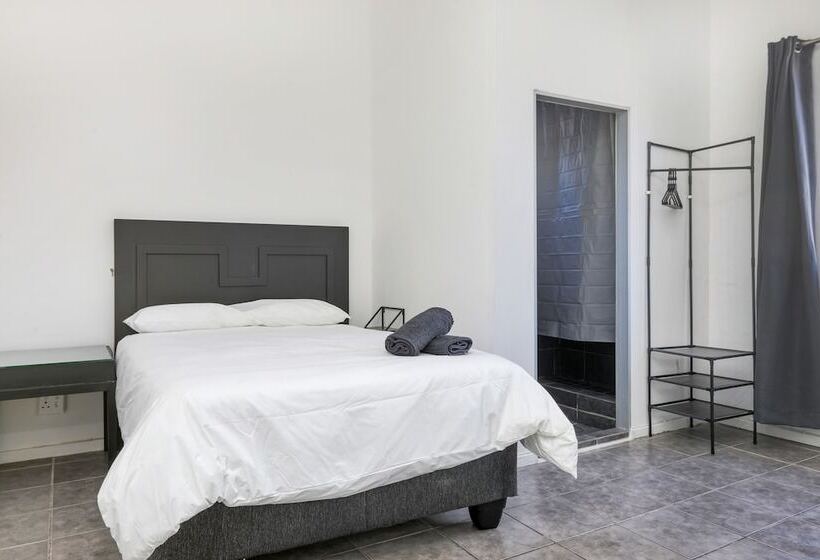 בית מלון כפרי Inn & Out Express Sea Point