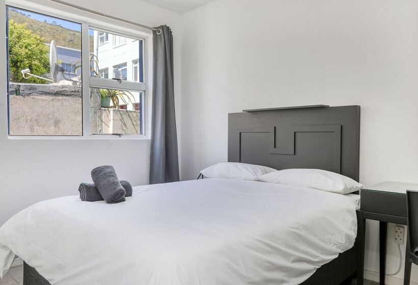 בית מלון כפרי Inn & Out Express Sea Point