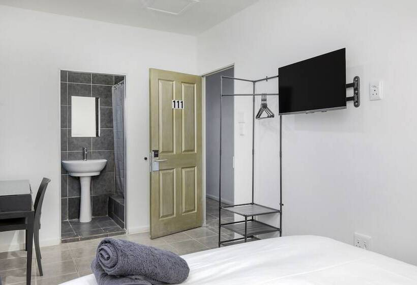 בית מלון כפרי Inn & Out Express Sea Point