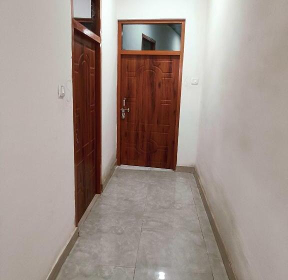 Отель Oyo Sr Family Restaurant &