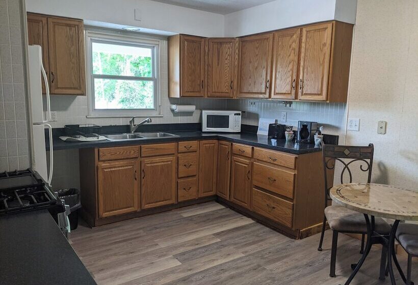 فندق Riverboat Inn & Suites