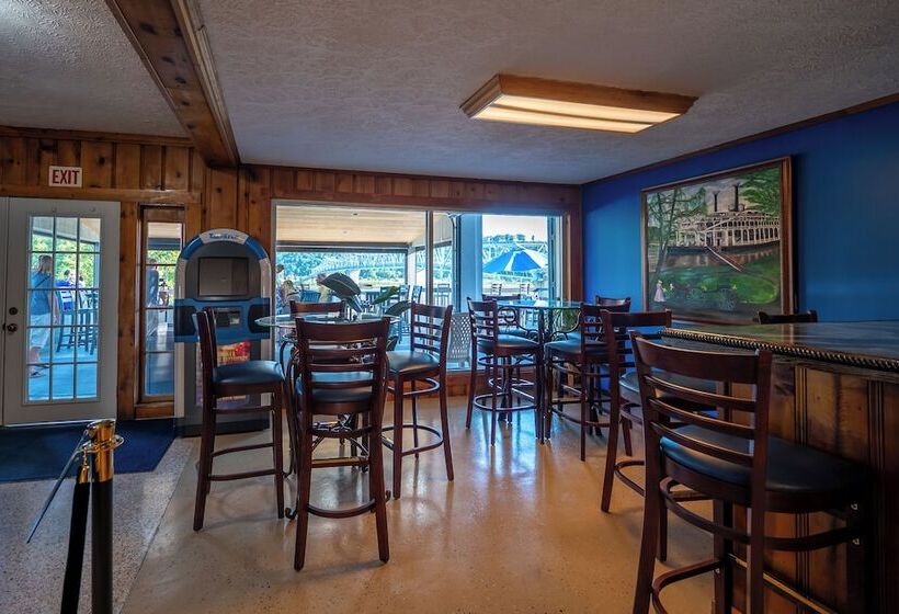فندق Riverboat Inn & Suites