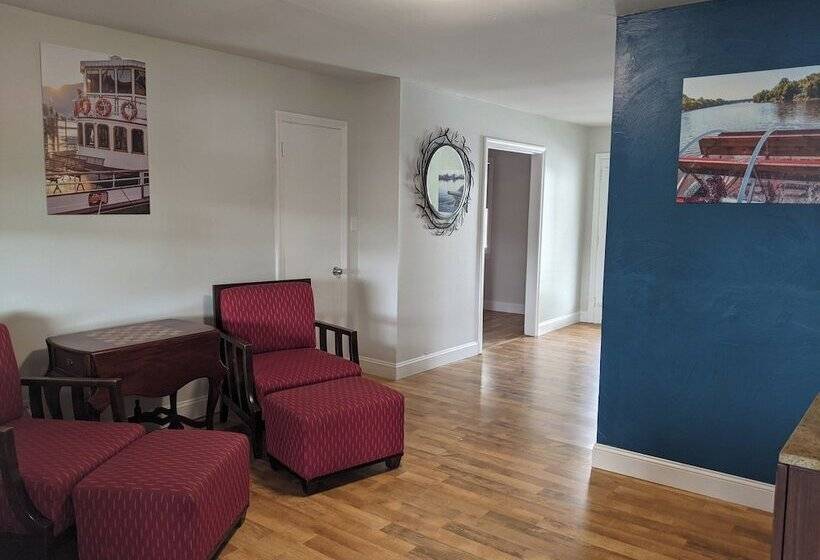 فندق Riverboat Inn & Suites