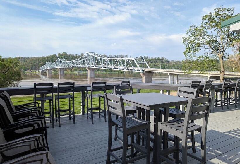 فندق Riverboat Inn & Suites