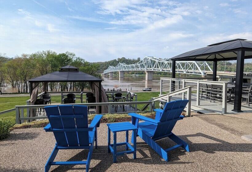 فندق Riverboat Inn & Suites