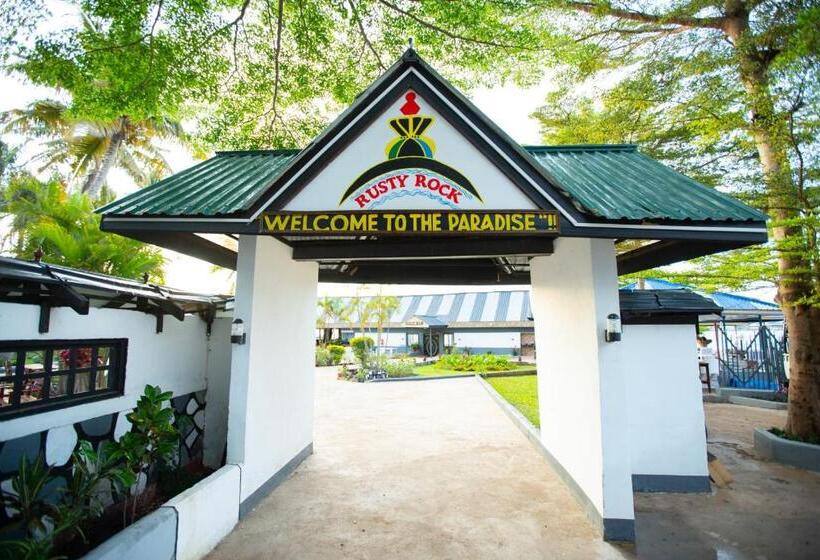 هتل Rusty Rock Beach Resort & Spa