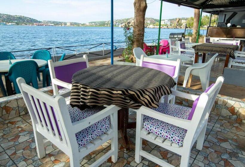 هتل Rusty Rock Beach Resort & Spa