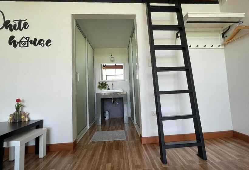 فندق Whitehouse Resort