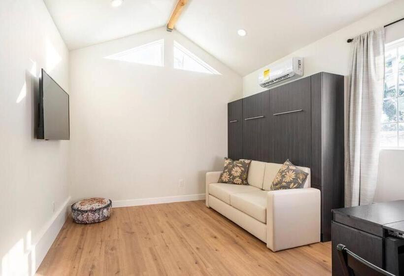 بنسيون Beautiful Downey Guest House