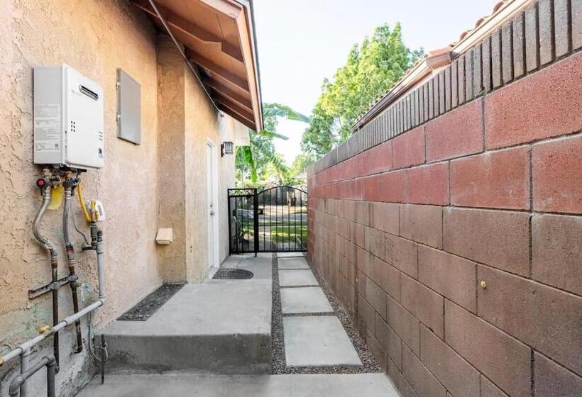 بنسيون Beautiful Downey Guest House