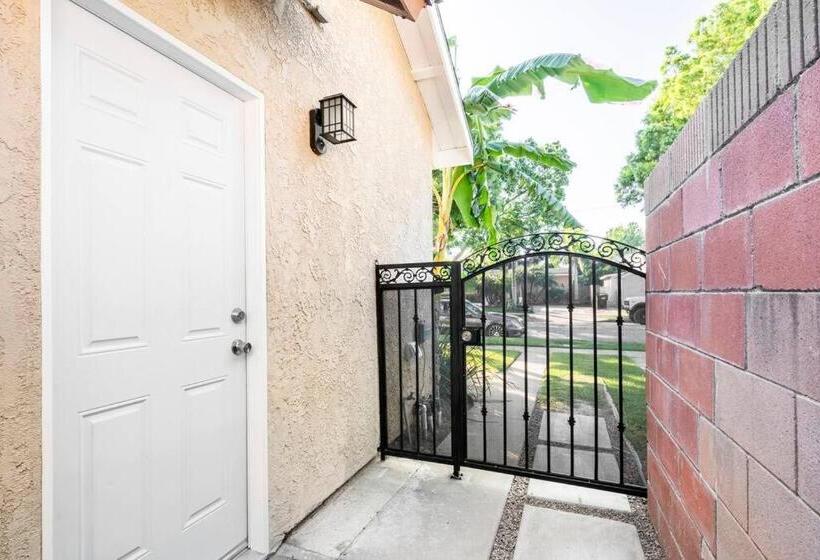 بنسيون Beautiful Downey Guest House