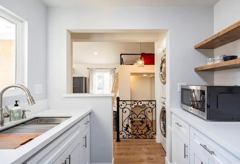 بنسيون Beautiful Downey Guest House