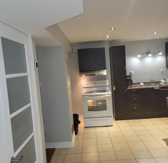 پانسیون Lovely Guest Entire Apartment Minutes From Ottawa Airport