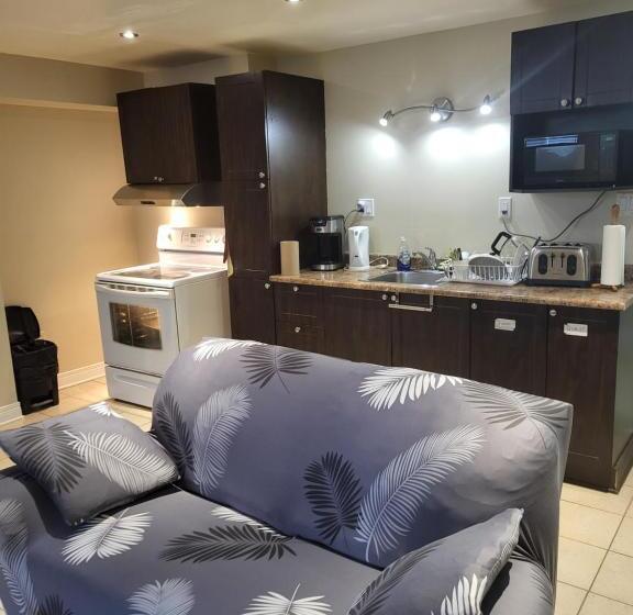پانسیون Lovely Guest Entire Apartment Minutes From Ottawa Airport