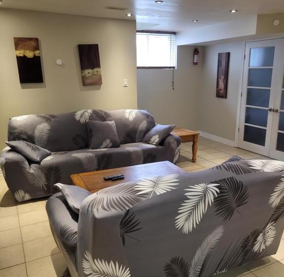 پانسیون Lovely Guest Entire Apartment Minutes From Ottawa Airport