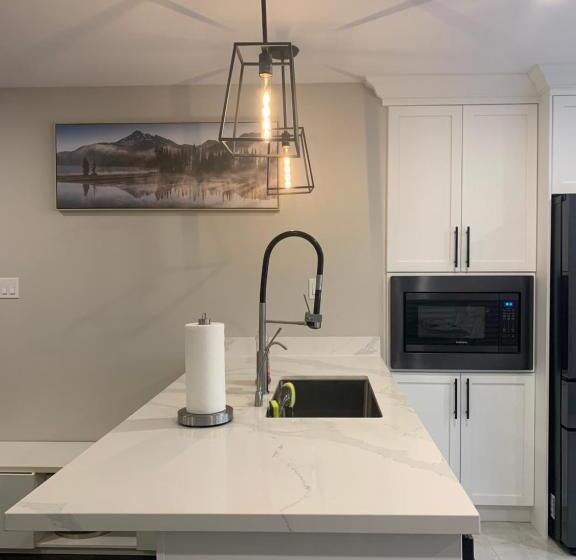 بنسيون Oshawa New Town Home