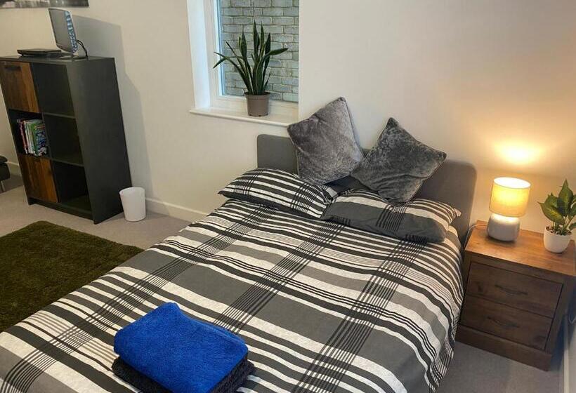 膳宿费 Very Large Double Room With Corner Sofa, Sky Tv, Netflix Etc, Fridge And Microwave