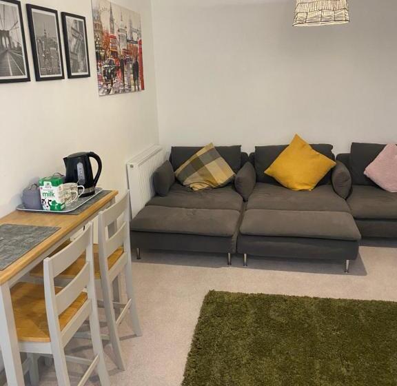 膳宿费 Very Large Double Room With Corner Sofa, Sky Tv, Netflix Etc, Fridge And Microwave