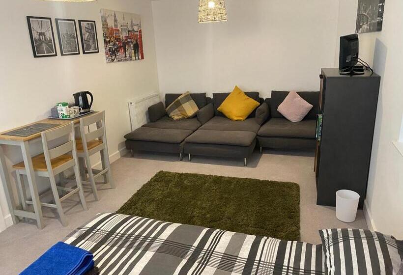 膳宿费 Very Large Double Room With Corner Sofa, Sky Tv, Netflix Etc, Fridge And Microwave