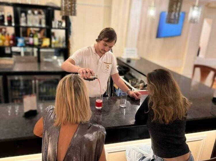 Royal Swan, Ashley Manor   B&b