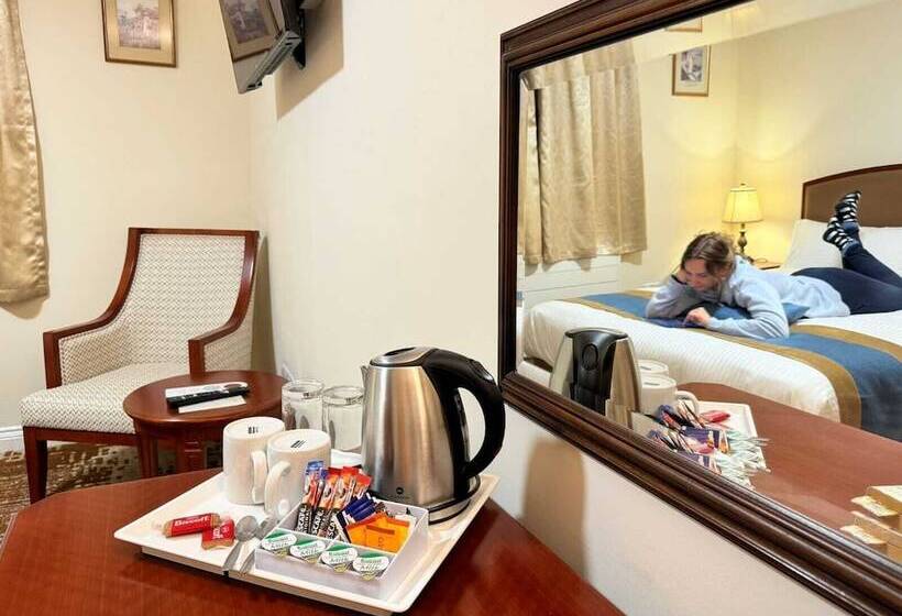 Royal Swan, Ashley Manor   B&b