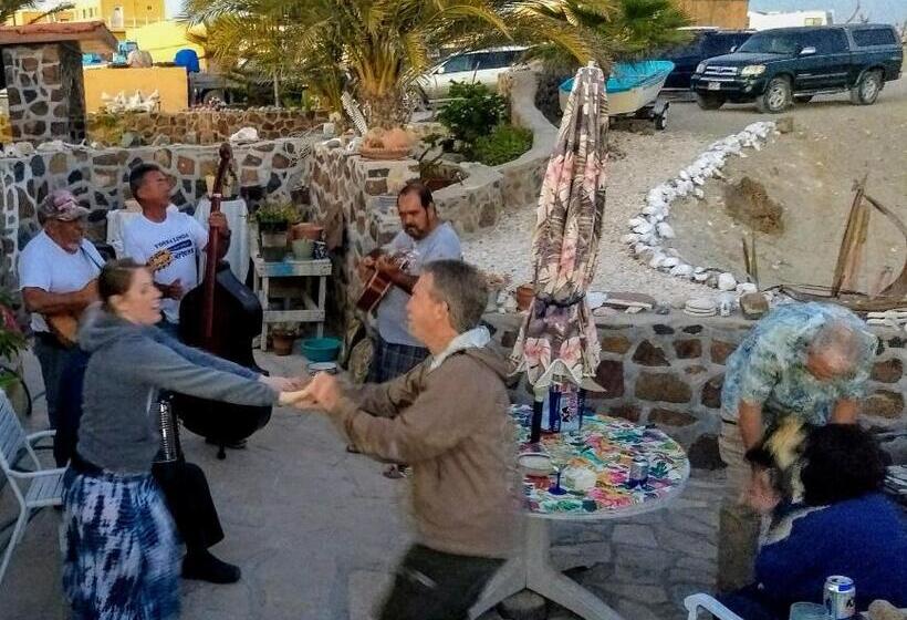 فندق صغير La Bufadora Inn