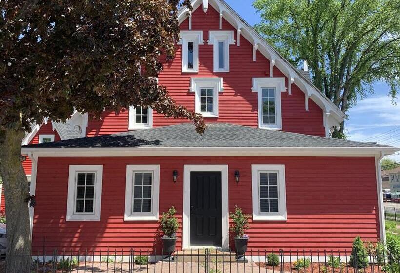 تختخواب و صبحانه The Red House Fredericton