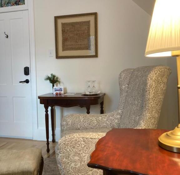 تختخواب و صبحانه The Red House Fredericton