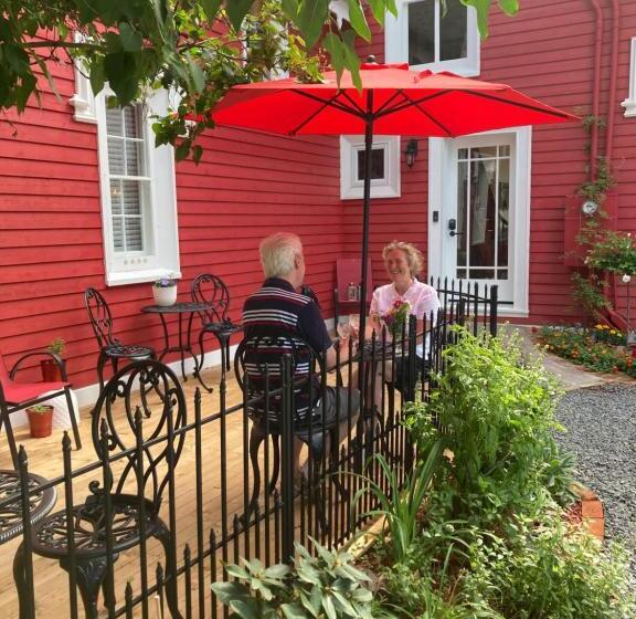 تختخواب و صبحانه The Red House Fredericton