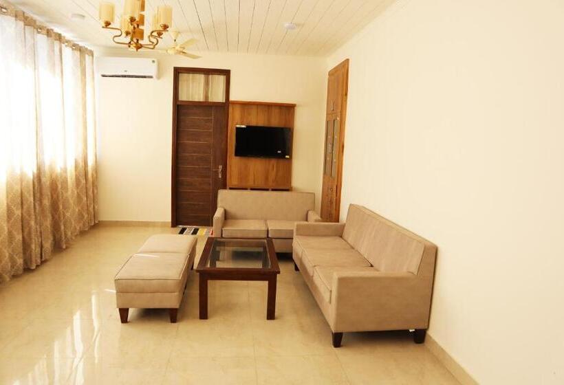 Отель 85 The Ganges