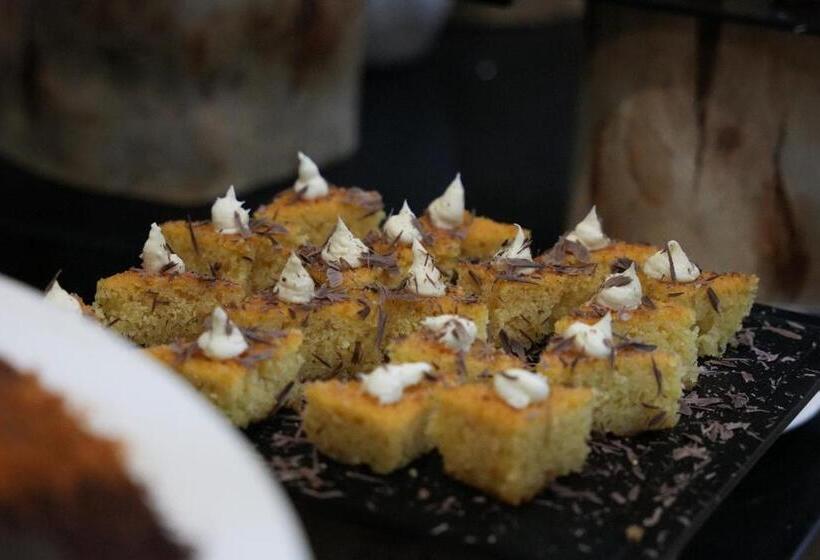 هتل Khawarnaq Palace