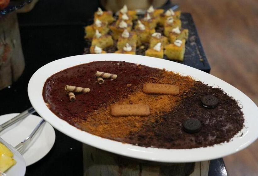 هتل Khawarnaq Palace