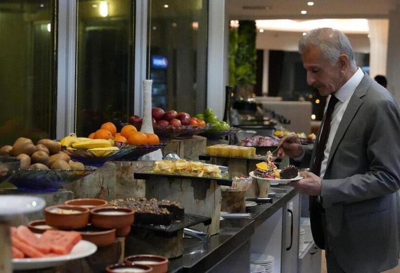 هتل Khawarnaq Palace