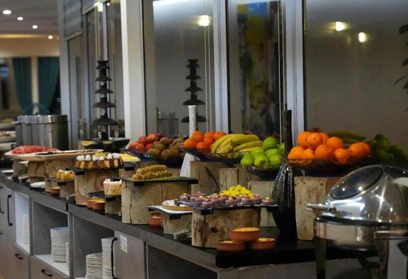 هتل Khawarnaq Palace